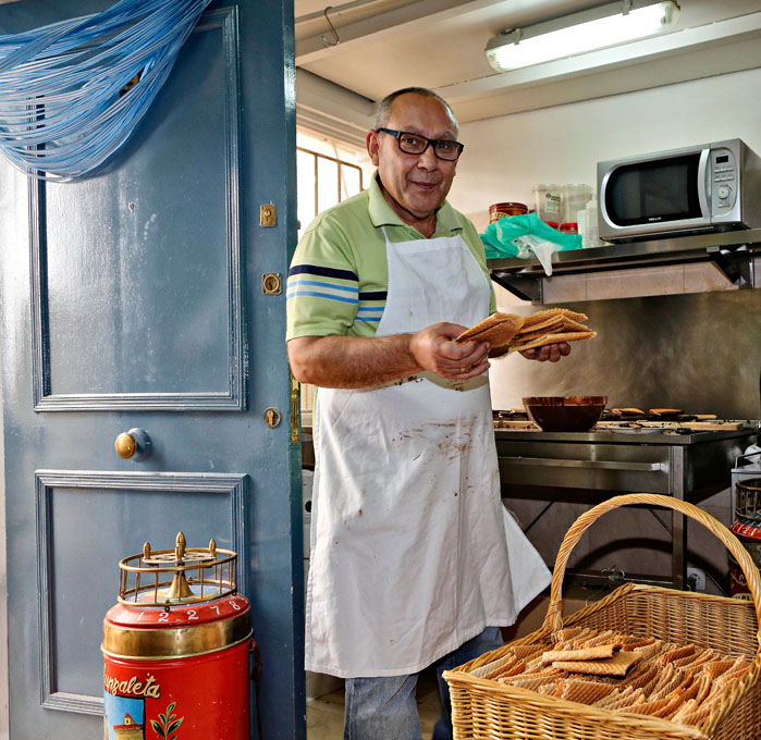 Jaime prepara los barquillos que irán a la pradera de San Isidro. Jaime prepara los barquillos que irán a la pradera de San Isidro.