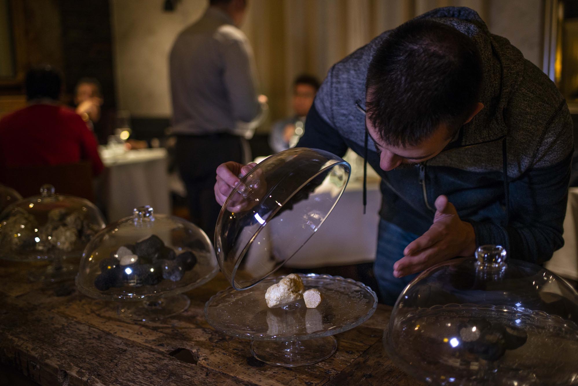 Aspirando el aroma de la 'mattirolomyces terfezioides' (o trufa dulce de Hungría). Aspirando el aroma de la 'mattirolomyces terfezioides' (o trufa dulce de Hungría).