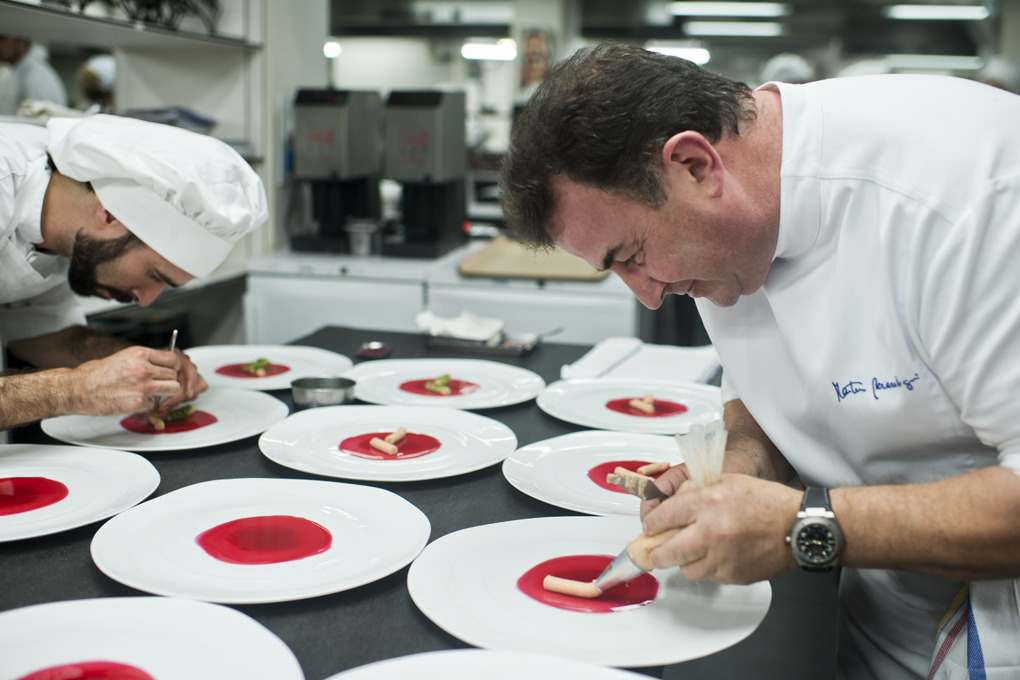 El cocinero vasco reconoce ser muy 'disfrutón' cuando sale a comer fuera. Foto: Sofía Moro El cocinero vasco reconoce ser muy 'disfrutón' cuando sale a comer fuera. Foto: Sofía Moro