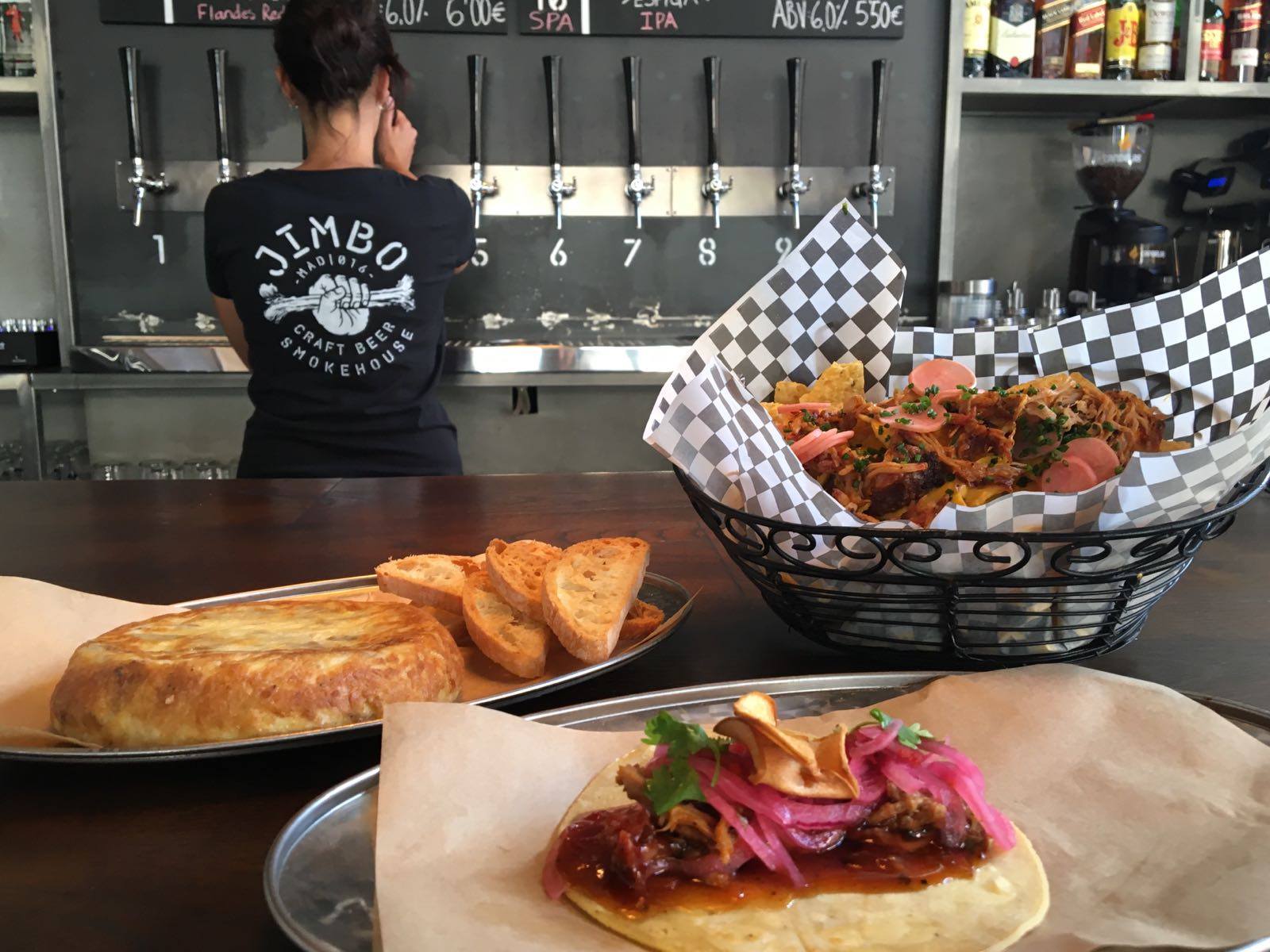 Tortilla de patata ahumada, taco y nachos de 'pulled pork' y manzana en 'Jimbo Smokehouse'. Foto: Facebook 'Jimbo Smokehouse'. Tortilla de patata ahumada, taco y nachos de 'pulled pork' y manzana en 'Jimbo Smokehouse'. Foto: Facebook 'Jimbo Smokehouse'.