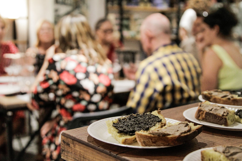 Tostas de paté de perdiz roja y de aceituna negra, el aperitivo. Tostas de paté de perdiz roja y de aceituna negra, el aperitivo.