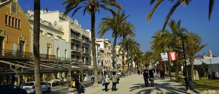 En el paseo marítimo de Sitges está el primer chiringuito de España. En el paseo marítimo de Sitges está el primer chiringuito de España.