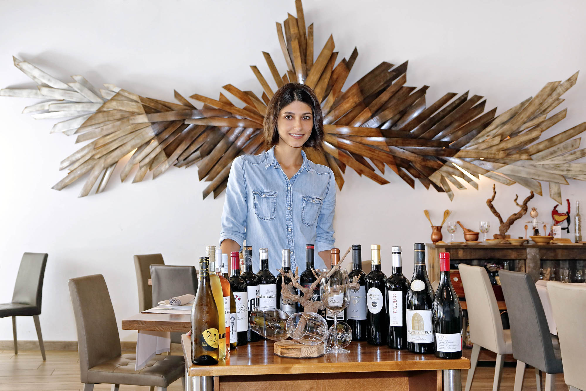 Eleonora es la sumiller de 'El 51 del Sol'. Su oferta de vinos incluye los grandes Ribera y otros menos conocidos. Eleonora es la sumiller de 'El 51 del Sol'. Su oferta de vinos incluye los grandes Ribera y otros menos conocidos.