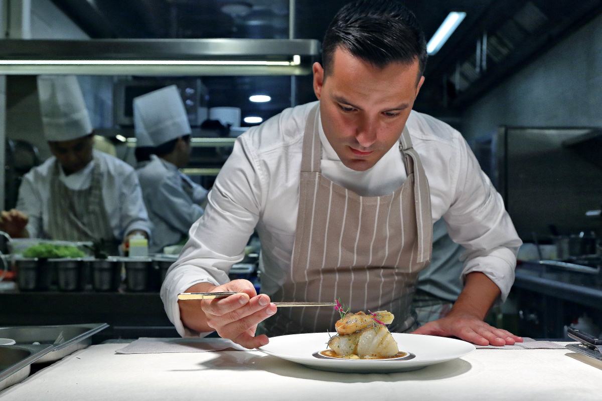 El chef José Manuel de Dios dando los últimos retoques a un plato de bacalao. El chef José Manuel de Dios dando los últimos retoques a un plato de bacalao.