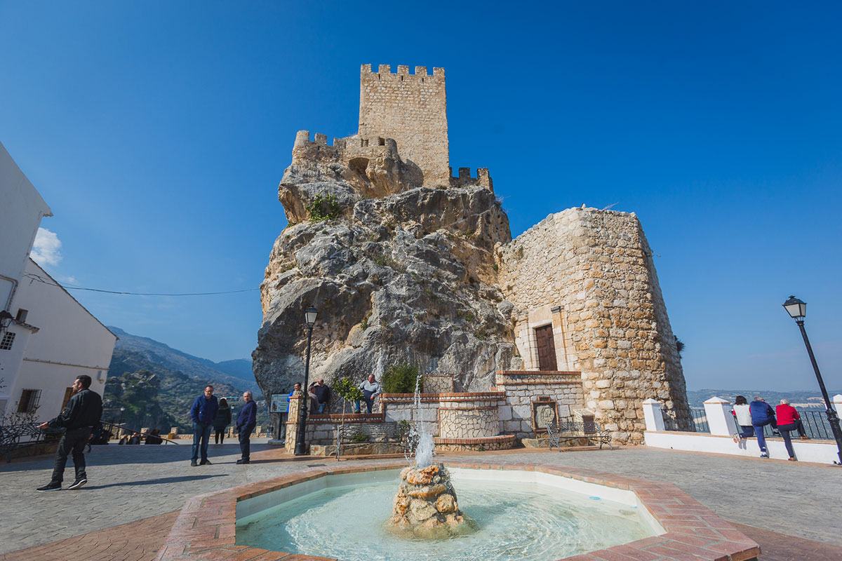 El castillo, que aprovecha una formación rocosa, es de origen árabe. El castillo, que aprovecha una formación rocosa, es de origen árabe.
