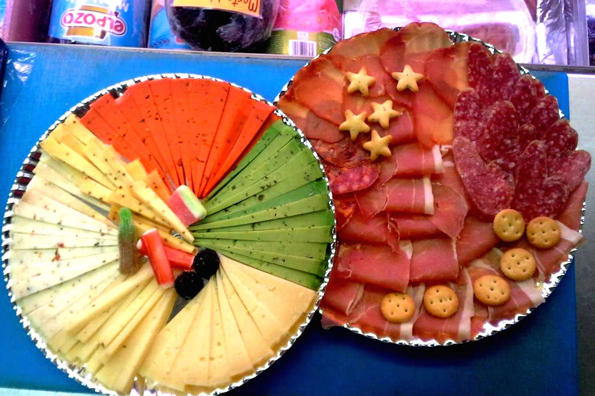 Algunos picotean algo del propio Mercado. Foto: Tardeo en el Mercado Central de Alicante. Algunos picotean algo del propio Mercado. Foto: Tardeo en el Mercado Central de Alicante.
