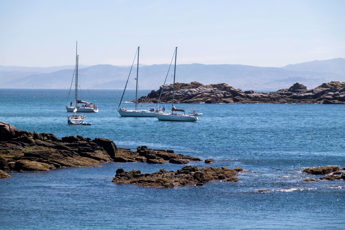 La Isla Sur o de San Martiño es la menos visitada porque a ella solo se puede llegar en barco privado. La Isla Sur o de San Martiño es la menos visitada porque a ella solo se puede llegar en barco privado.