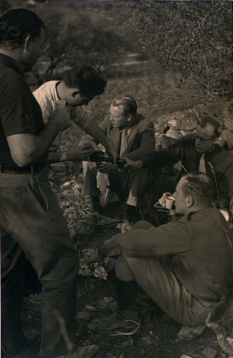 Robert Capa sirviendo un cava a Hemingway, Sheean, Matthews y Hans Kuhle. Foto cedida por Ramón Buckley. Robert Capa sirviendo un cava a Hemingway, Sheean, Matthews y Hans Kuhle. Foto cedida por Ramón Buckley.
