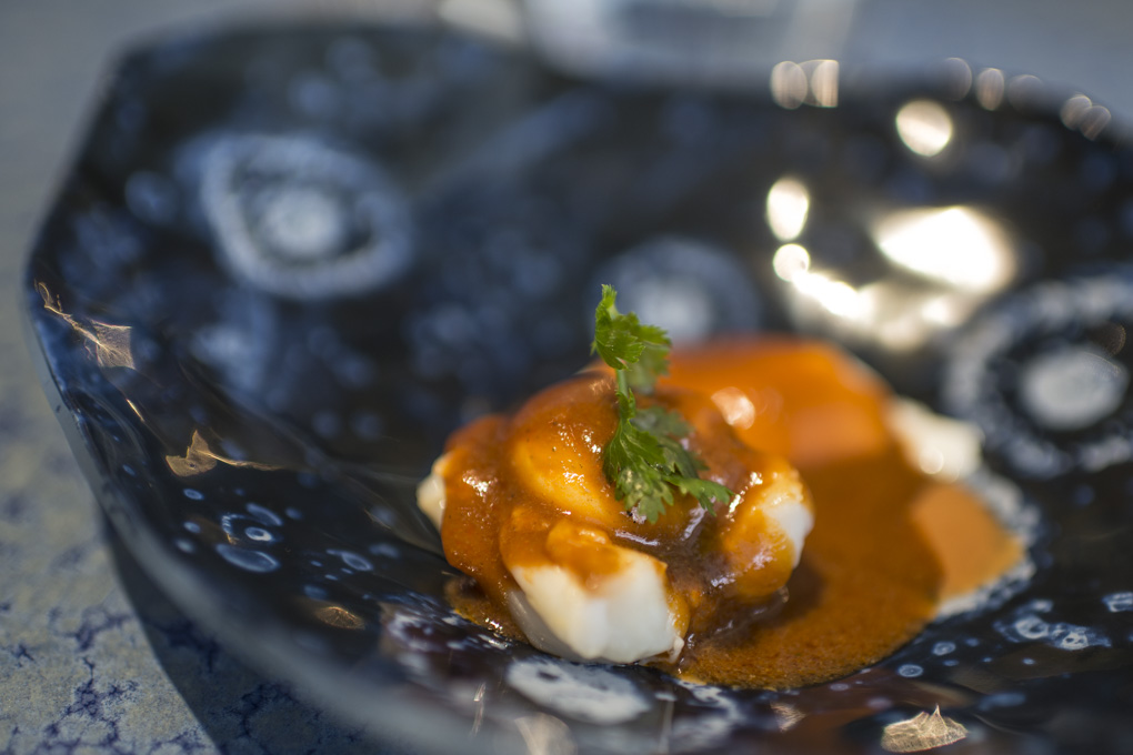 langostino con chili, huevo y cuajo de leche langostino con chili, huevo y cuajo de leche