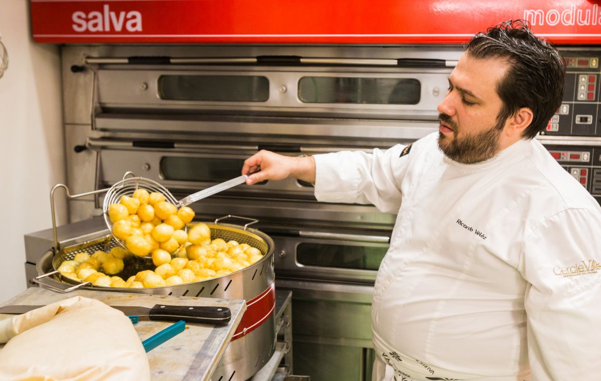 El chef remueve los buñuelos para que vayan tomando forma. El chef remueve los buñuelos para que vayan tomando forma.