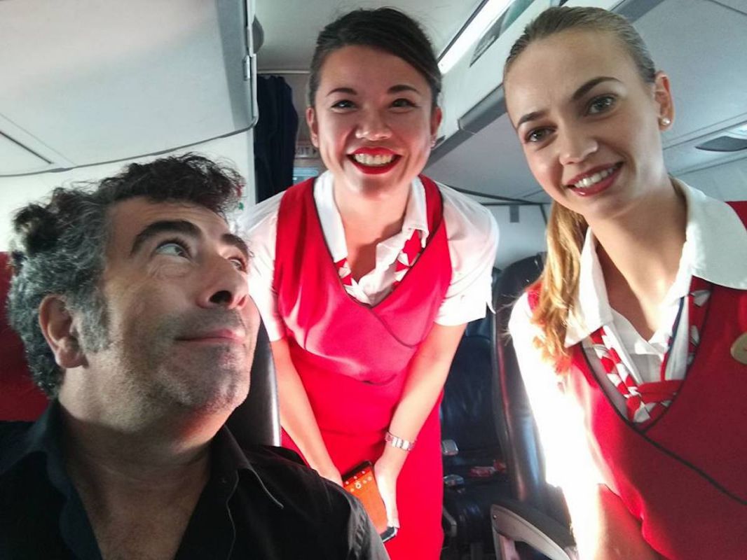 Haciéndose un 'selfie' con las azafatas del tren, camino a Rentería. Foto: cedida. Haciéndose un 'selfie' con las azafatas del tren, camino a Rentería. Foto: cedida.