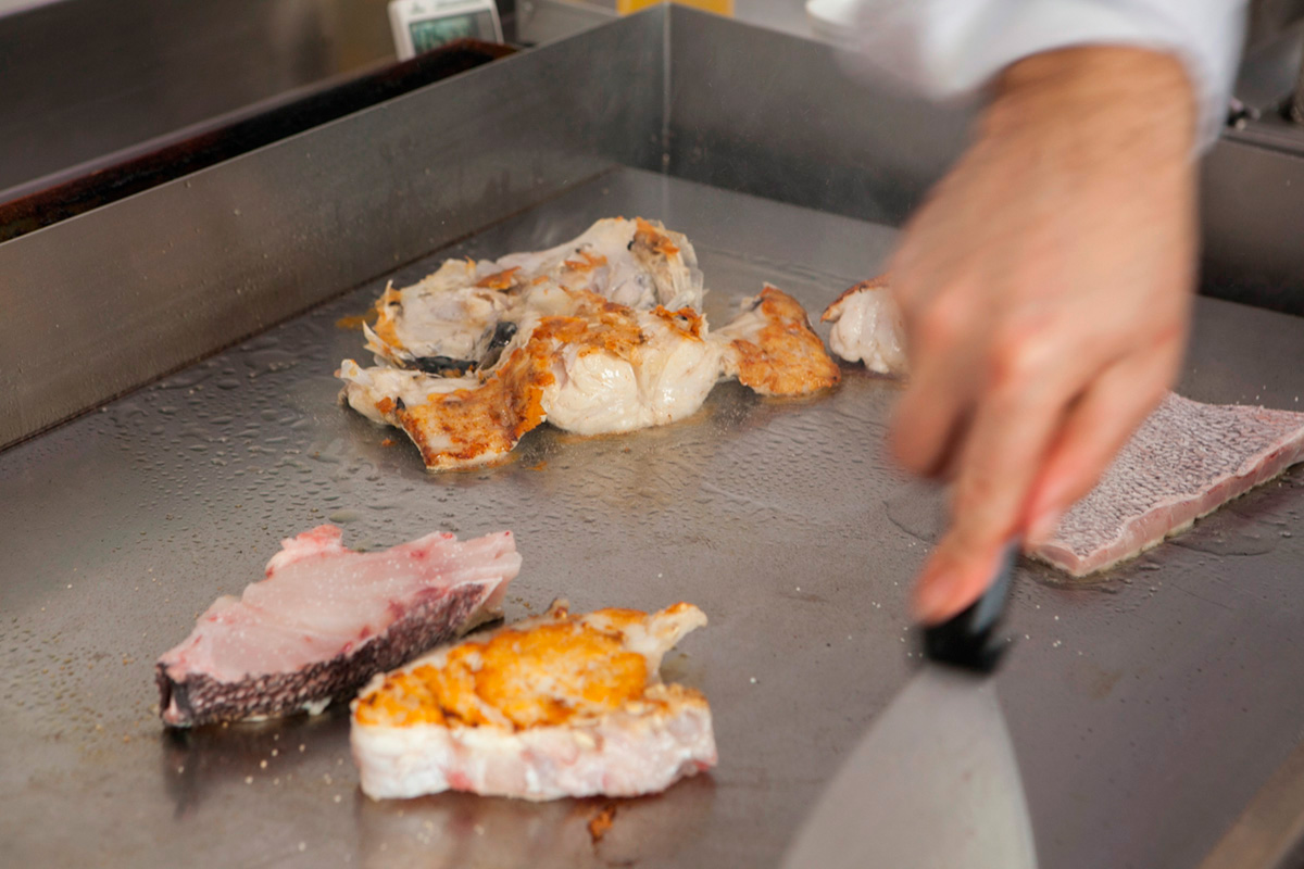 El uso y limpieza de la plancha, fundamentales para cuidar el sabor del pescado. El uso y limpieza de la plancha, fundamentales para cuidar el sabor del pescado.
