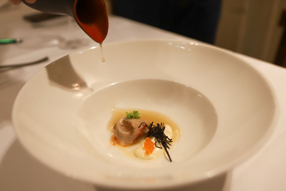 El plato de ostra atemperada, que se acompaña de alga arame y huevas de trucha. El plato de ostra atemperada, que se acompaña de alga arame y huevas de trucha.