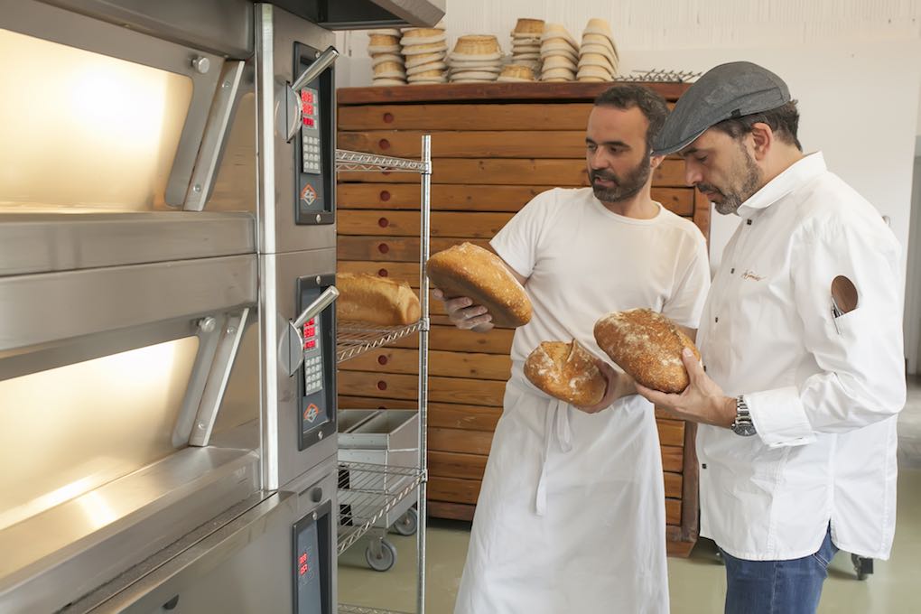 David Santiago y Jesús Sánchez, en el nuevo horno del 'Cenador de Amós'. David Santiago y Jesús Sánchez, en el nuevo horno del 'Cenador de Amós'.