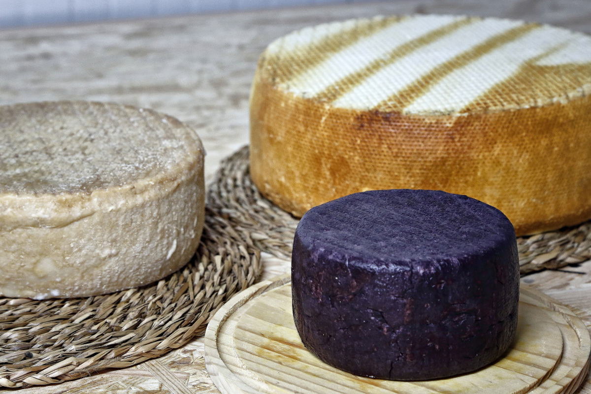 Tres variedades de quesos de Montesdeoca: tres leches, ahumado y de vino. Tres variedades de quesos de Montesdeoca: tres leches, ahumado y de vino.