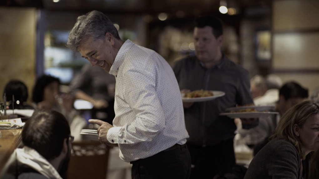 El trato es muy cercano, Juan Chumillas asegura conocer el nombre de la mitad de su clientela. El trato es muy cercano, Juan Chumillas asegura conocer el nombre de la mitad de su clientela.