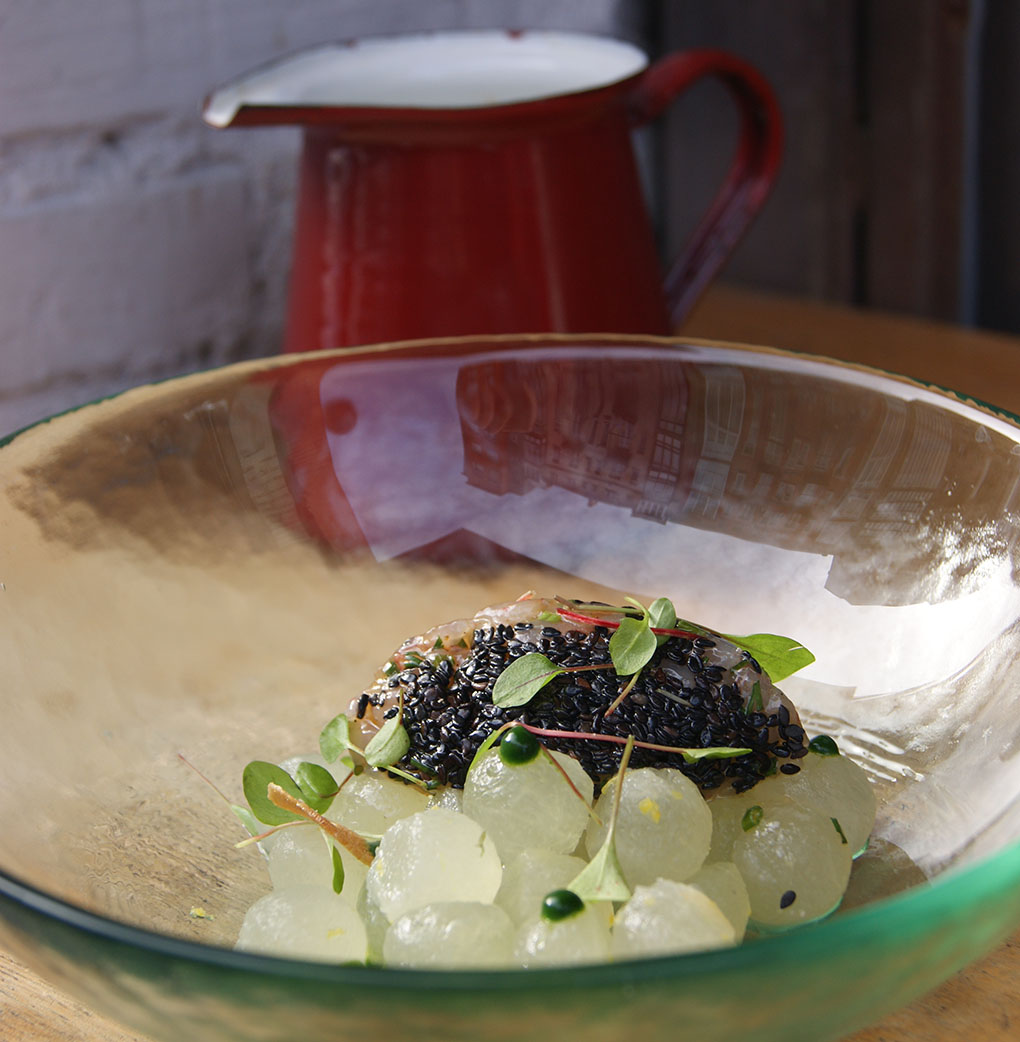 Sopa fría de limoncelo Justina y melón, tartar de gamba y jugo de su cabeza. Sopa fría de limoncelo Justina y melón, tartar de gamba y jugo de su cabeza.