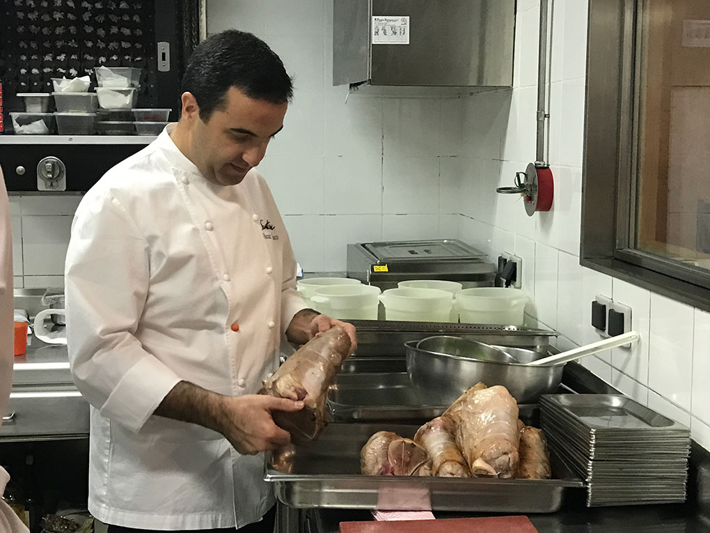 Óscar con el jarrete en su cocina de 'Santceloni'. Óscar con el jarrete en su cocina de 'Santceloni'.