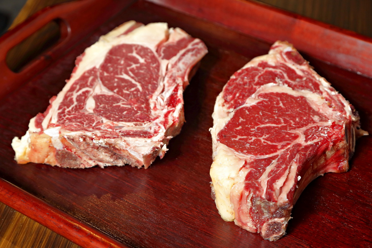Chuletas de la mejor carne de vacuno en 'Casa Julián' cortadas para asar. Chuletas de la mejor carne de vacuno en 'Casa Julián' cortadas para asar.