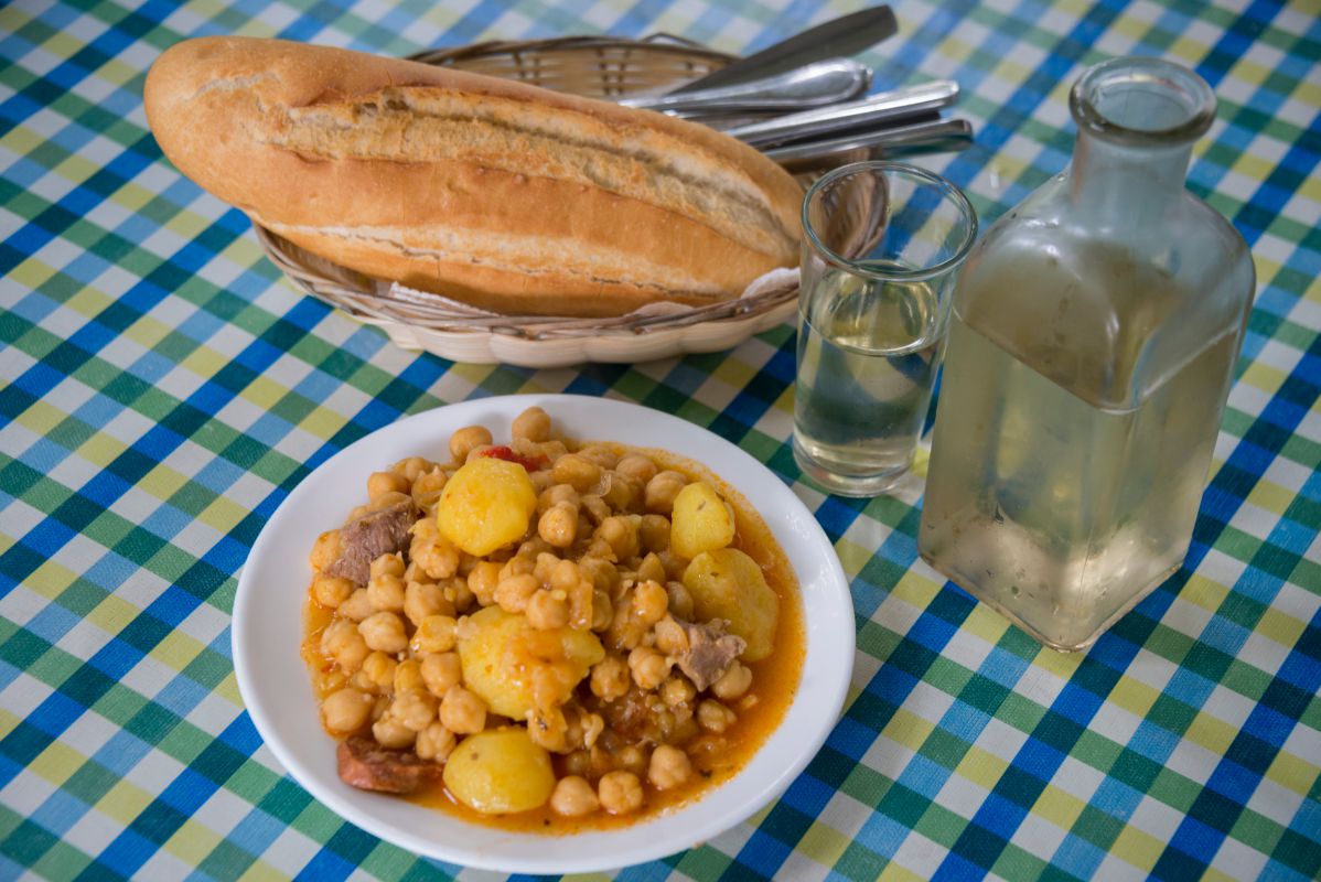 Plato de garbanzas junto al vino en una mesa del guachinche Las Galanas, en Tenerife. Plato de garbanzas junto al vino en una mesa del guachinche Las Galanas, en Tenerife.