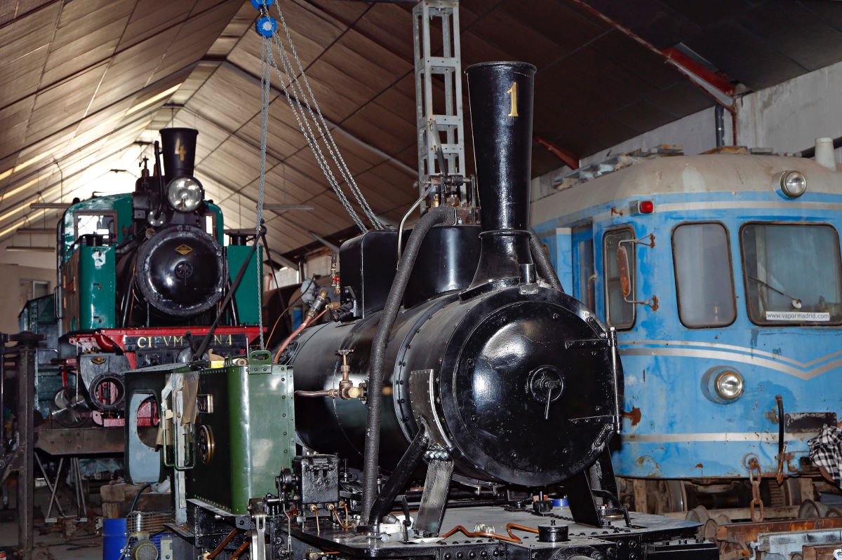 En una de las naves, los voluntarios reparan las locomotoras de vapor para tenerlas a punto. En una de las naves, los voluntarios reparan las locomotoras de vapor para tenerlas a punto.