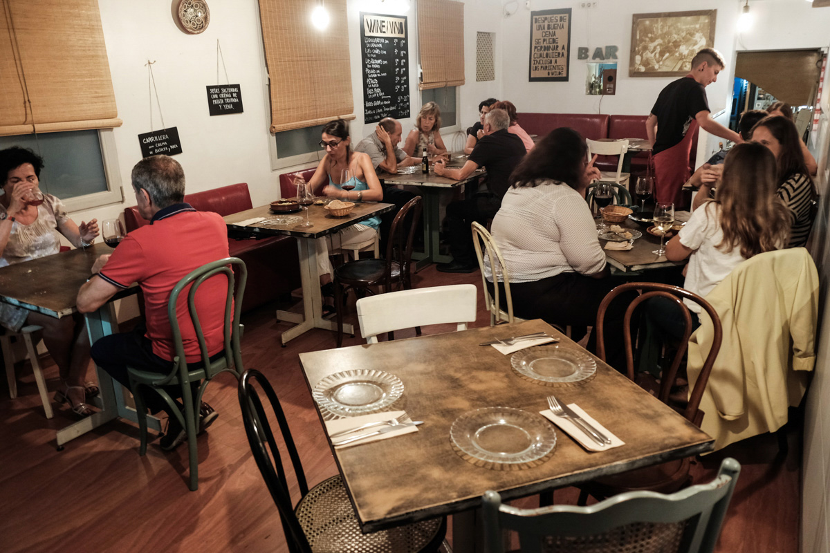 El pequeño salón de la taberna tiene capacidad para 23 comensales. El pequeño salón de la taberna tiene capacidad para 23 comensales.