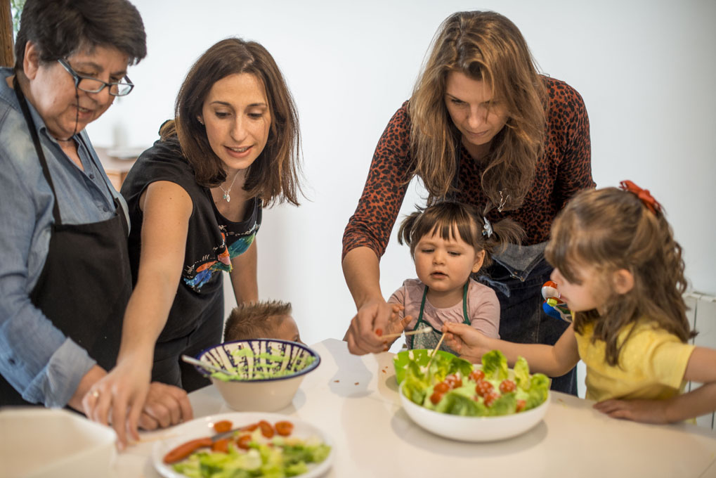 Nos reunimos todos a cocinar. Nos reunimos todos a cocinar.
