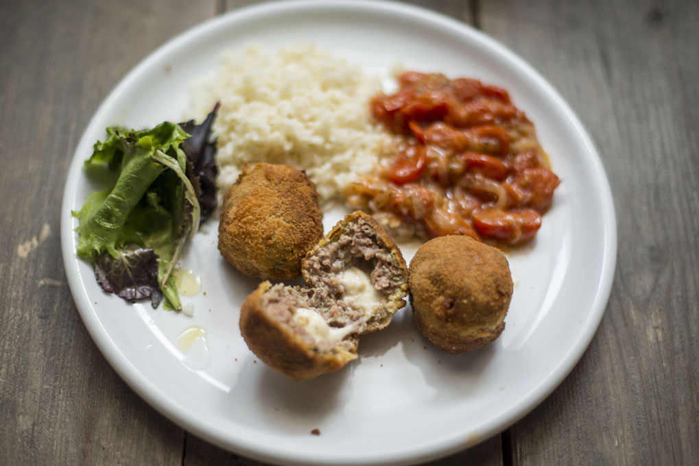 Albóndigas de carne rellenas de queso. Albóndigas de carne rellenas de queso.
