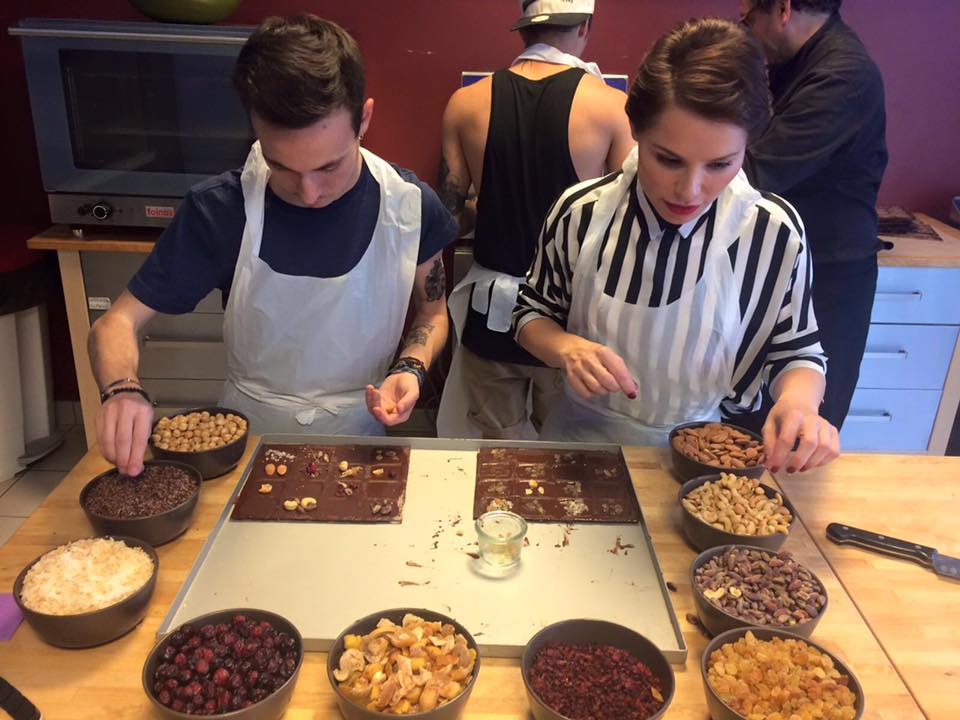 La cantante también es una 'cocinillas'. En la imagen, en la chocolatería belga de Laurent Gerbaud. Foto cedida. La cantante también es una 'cocinillas'. En la imagen, en la chocolatería belga de Laurent Gerbaud. Foto cedida.
