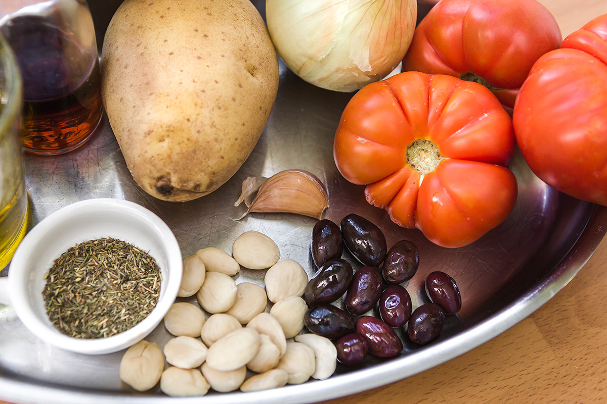 Ingredientes para la cazuela de patatas. Ingredientes para la cazuela de patatas.