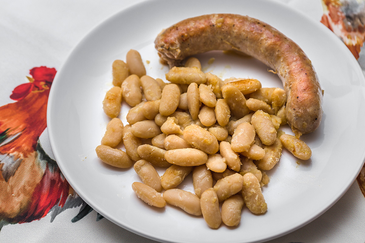 Alubias blancas con butifarra. Alubias blancas con butifarra.