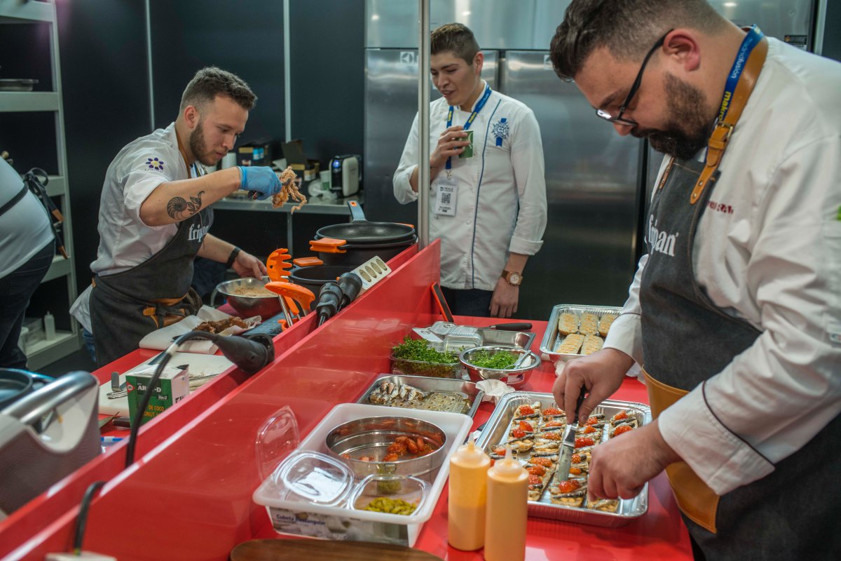 Carlos Ángel Paguero prepara su bocadillo de sardinas. Carlos Ángel Paguero prepara su bocadillo de sardinas.