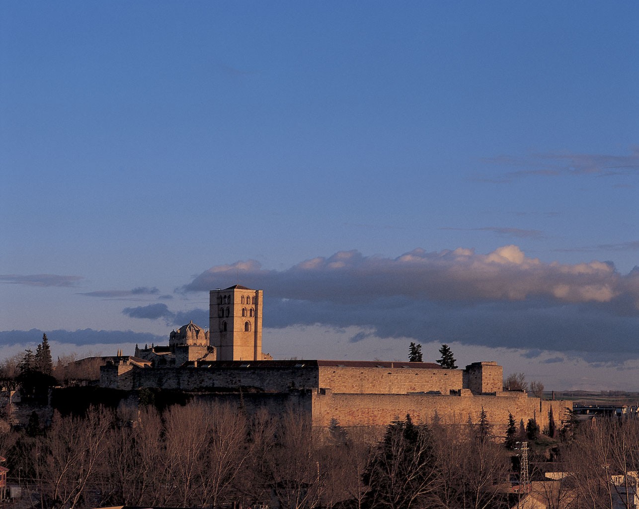 Catedral y Castillo. Foto: Oficina de Turismo de Zamora. Catedral y Castillo. Foto: Oficina de Turismo de Zamora.
