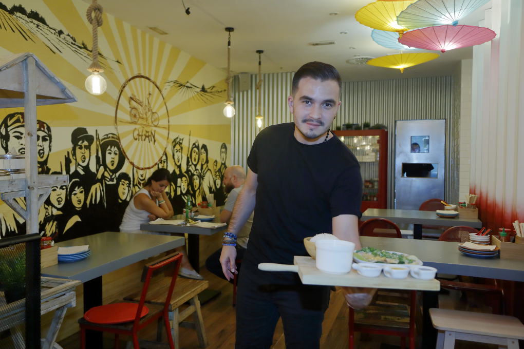 Uno de los chicos del 'Chan Street' muestra las delicias del local. Uno de los chicos del 'Chan Street' muestra las delicias del local.