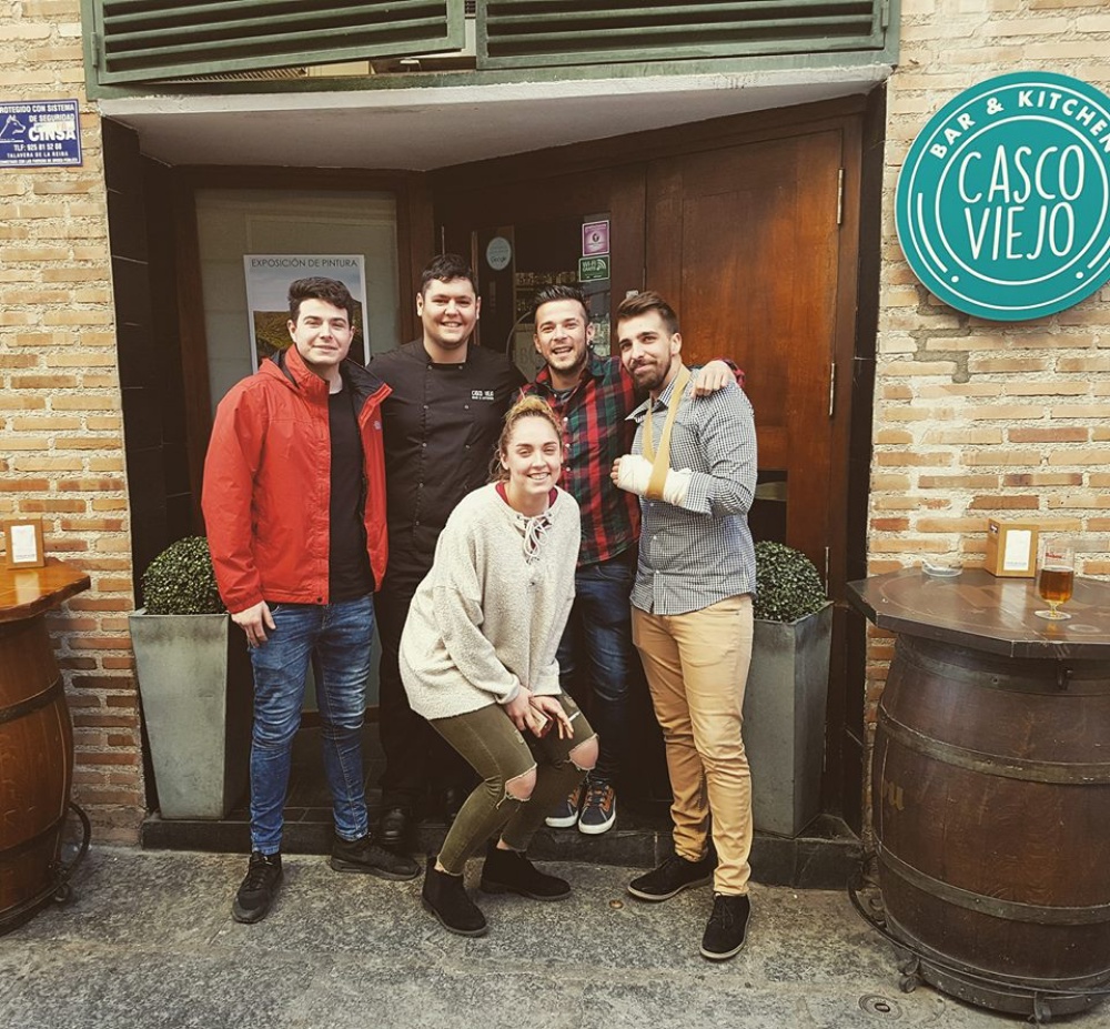 Carlos con los chavales de 'Casco Viejo'. Carlos con los chavales de 'Casco Viejo'.