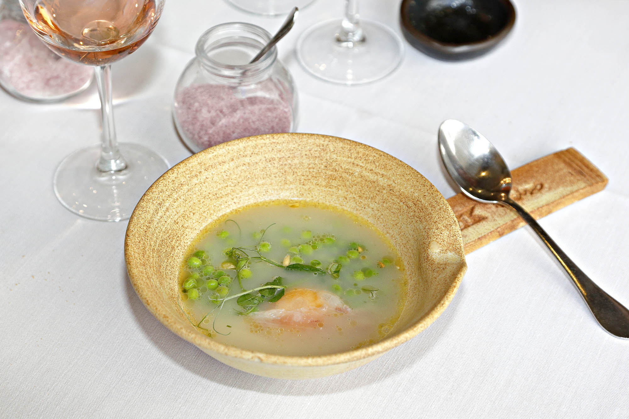 'Parmentier' con guisantes, brotes, yema de huevo, alma ibérica y "jugo de ayer". 'Parmentier' con guisantes, brotes, yema de huevo, alma ibérica y "jugo de ayer".