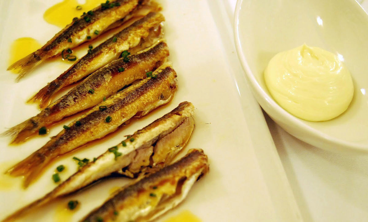 Boquerones fritos, ajada y mayonesa. Foto: Eduard Ros. Boquerones fritos, ajada y mayonesa. Foto: Eduard Ros.