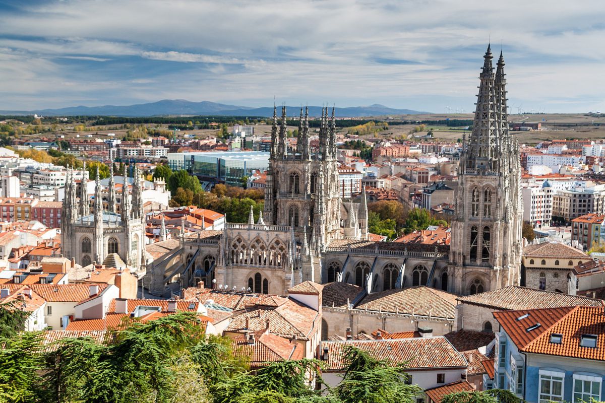 Vista panorámica de la catedral de Burgos. Foto: Shutterstock Vista panorámica de la catedral de Burgos. Foto: Shutterstock