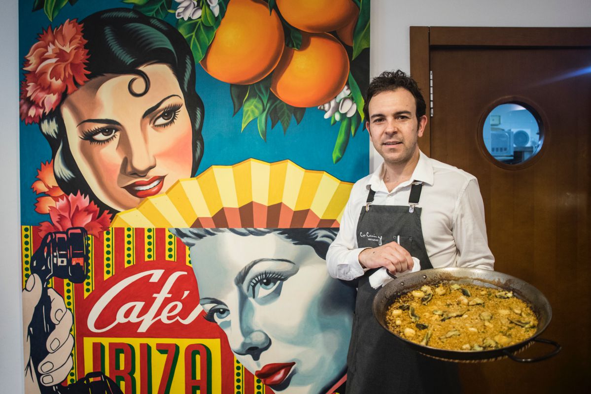 Un camarero muestra una paella en el restaurante Casa Carmina, El Saler (Parque Natural de La Albufera, Valencia). Un camarero muestra una paella en el restaurante Casa Carmina, El Saler (Parque Natural de La Albufera, Valencia).