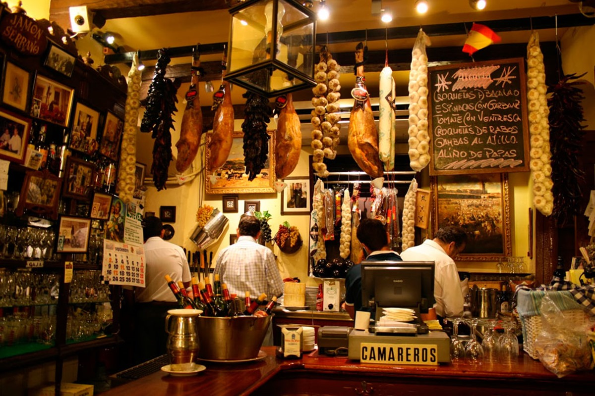 A tan solo 10 minutos de la Judería, Bodega 'El Pisto', uno de los lugares más tradicionales del ambiente cordobés. Foto: 'El Pisto'. A tan solo 10 minutos de la Judería, Bodega 'El Pisto', uno de los lugares más tradicionales del ambiente cordobés. Foto: 'El Pisto'.