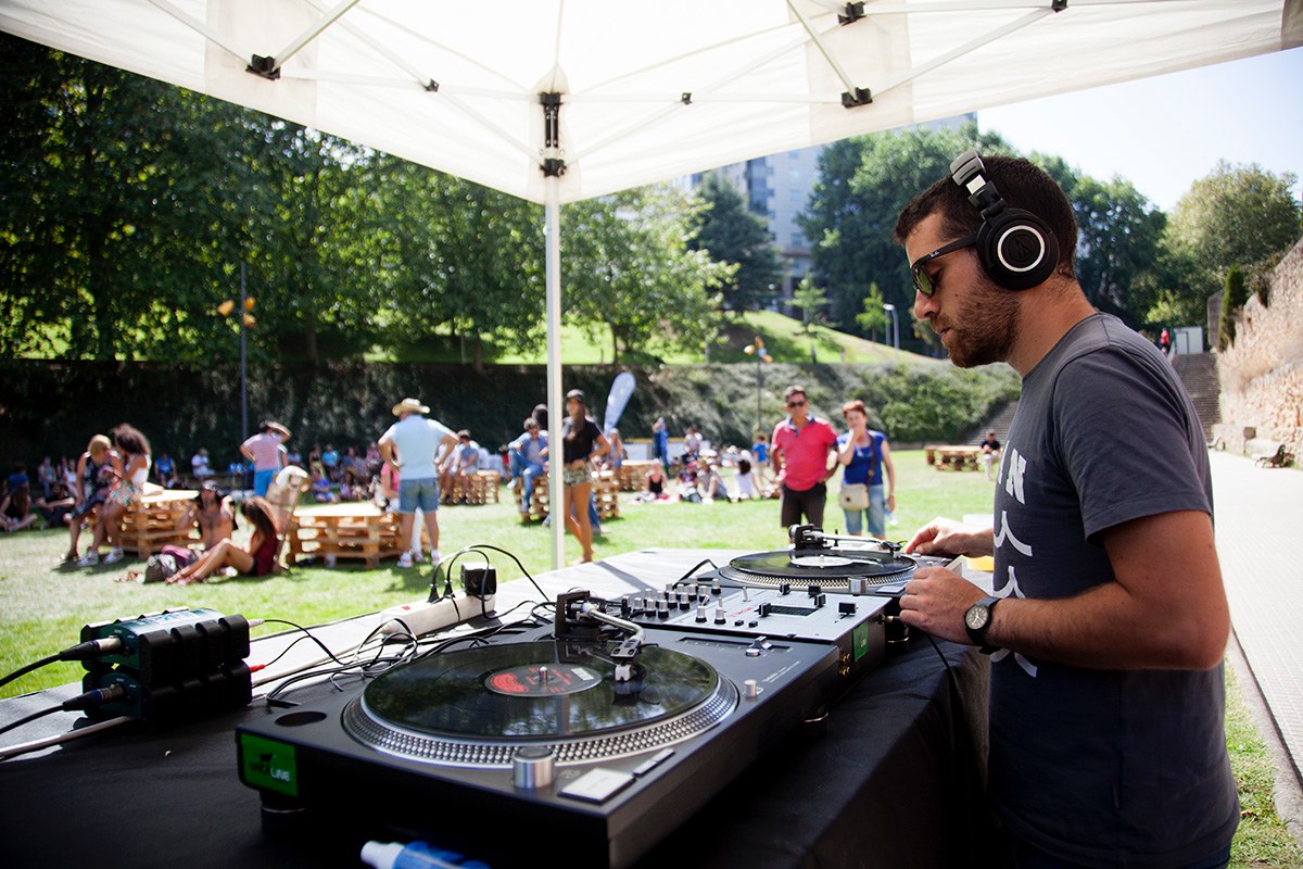 Un DJ ameniza los conciertos matinales de la ciudad. Foto: Festival Noroeste. Un DJ ameniza los conciertos matinales de la ciudad. Foto: Festival Noroeste.
