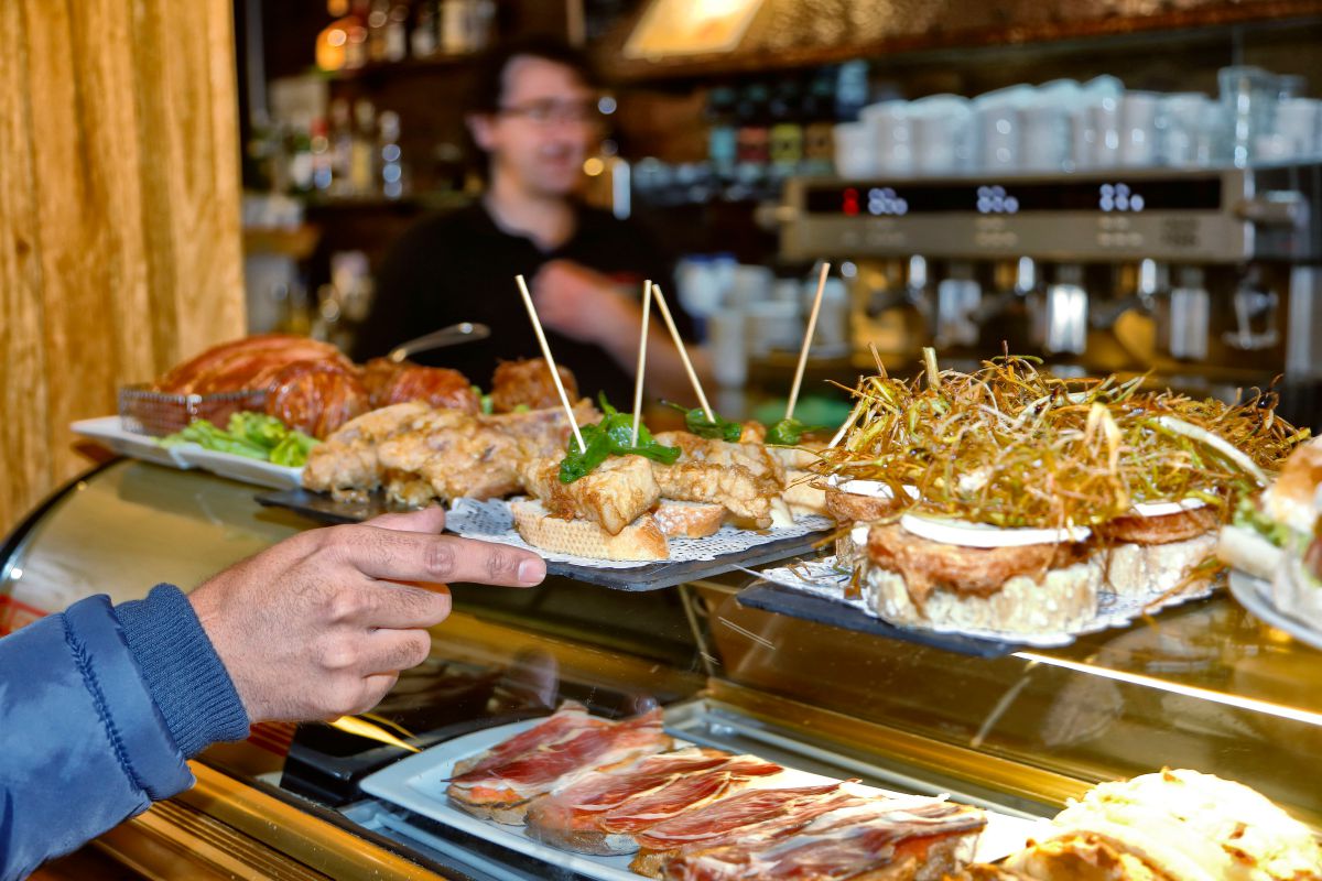 Las lustrosas barras de pinchos de 'El Mesón'. Las lustrosas barras de pinchos de 'El Mesón'.