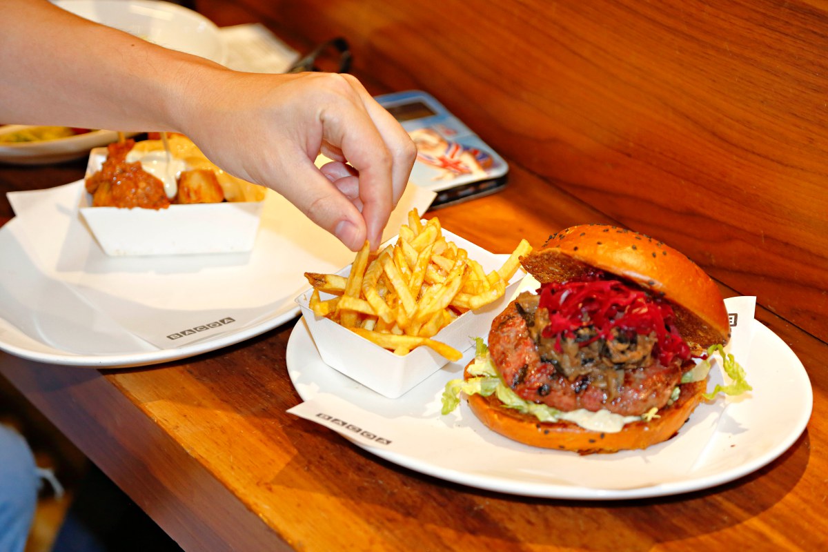 Hamburguesa con jabalí mechado de larga cocción, setas salvajes y 'choucroute' de col lombarda. Hamburguesa con jabalí mechado de larga cocción, setas salvajes y 'choucroute' de col lombarda.