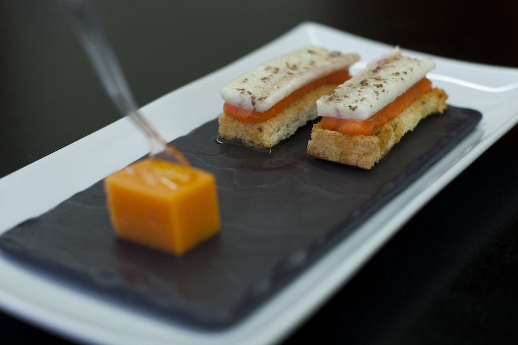 La anguila con geleé de tomate. La anguila con geleé de tomate.