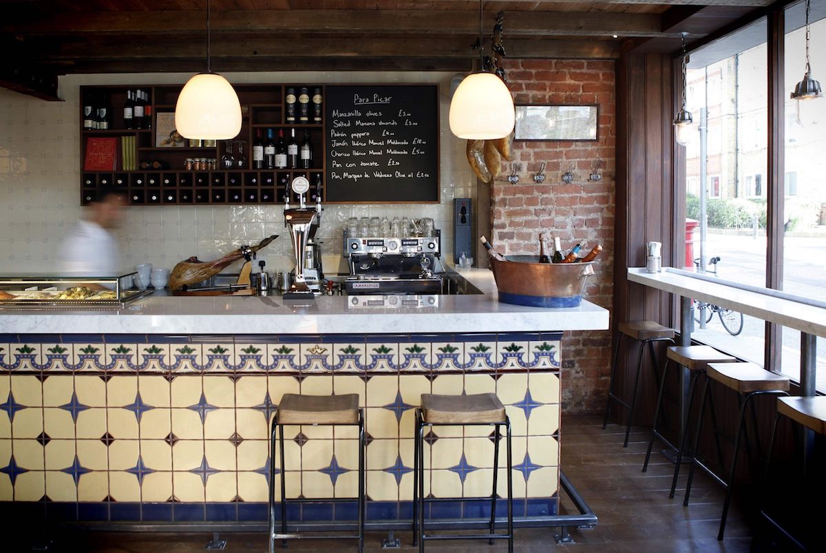 La barra del 'José Tapas Bar' podría estar en la esquina de cualquier barrio (de la España cañí). Foto: cedida. La barra del 'José Tapas Bar' podría estar en la esquina de cualquier barrio (de la España cañí). Foto: cedida.