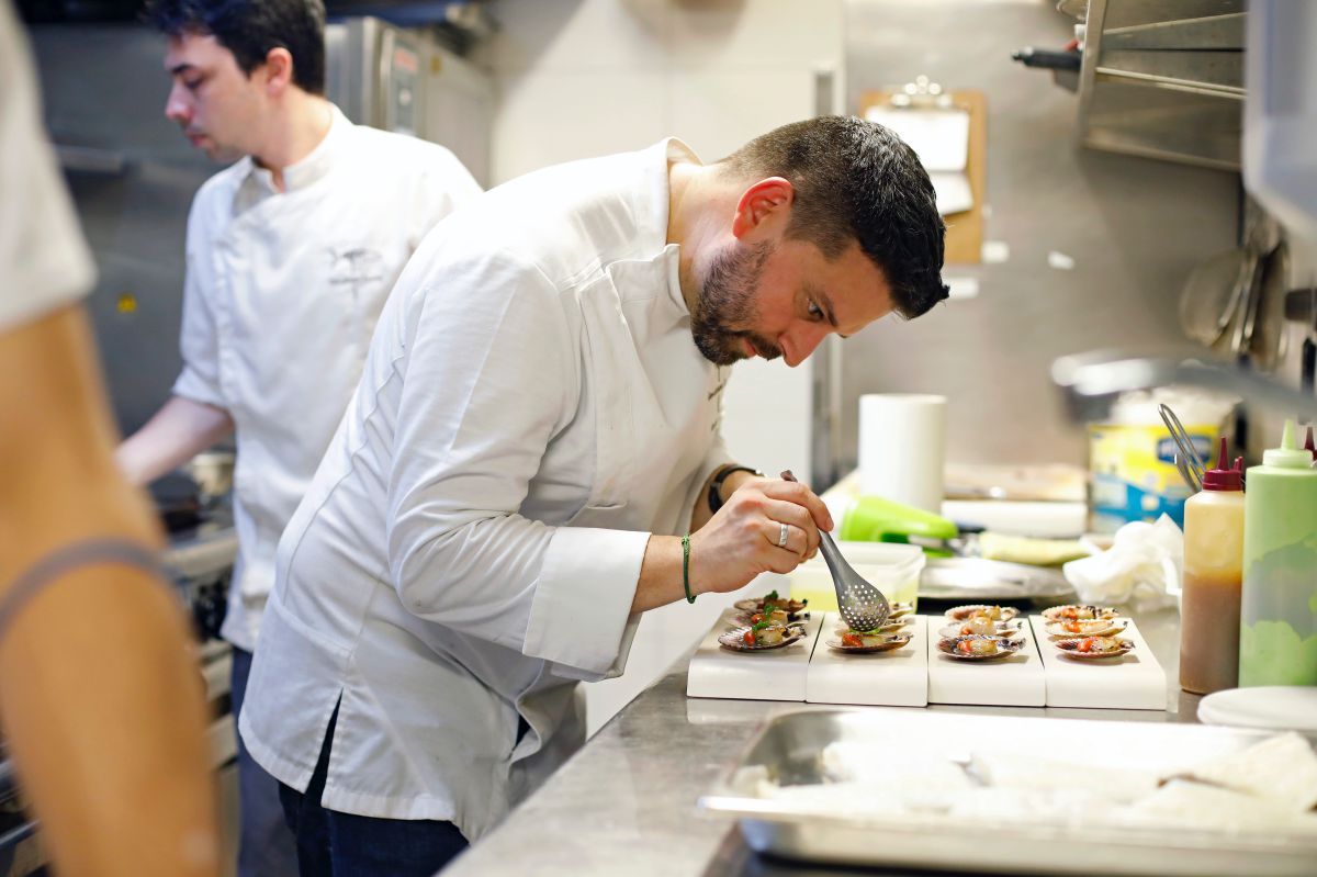 El chef Javier Izarra emplatando unas zamburiñas, en el restaurante Tamarises Izarra, en Getxo, Vizcaya. El chef Javier Izarra emplatando unas zamburiñas, en el restaurante Tamarises Izarra, en Getxo, Vizcaya.