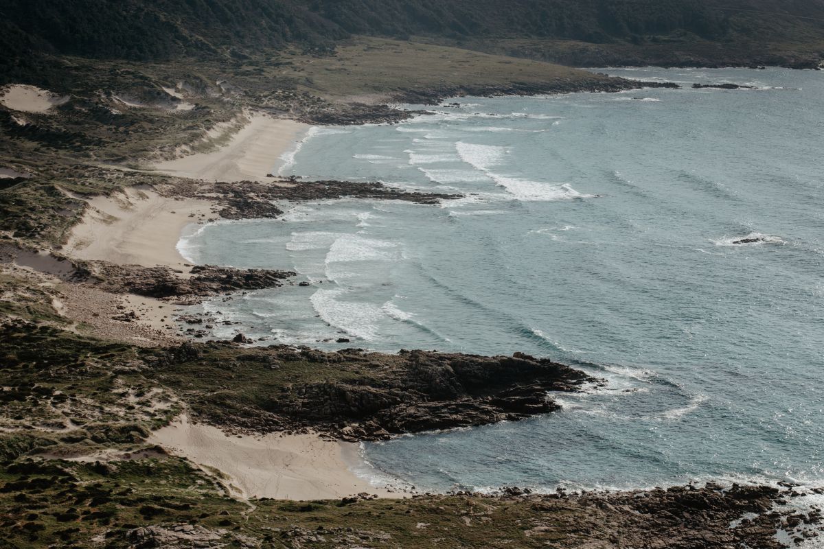 Vista de la Ensenada de O Camiño dos Faros (Costa da Morte, A Coruña). Vista de la Ensenada de O Camiño dos Faros (Costa da Morte, A Coruña).