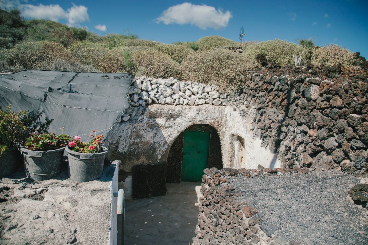 Eran los antiguos apartamentos turísticos, las casas cueva junto al mar. Eran los antiguos apartamentos turísticos, las casas cueva junto al mar.