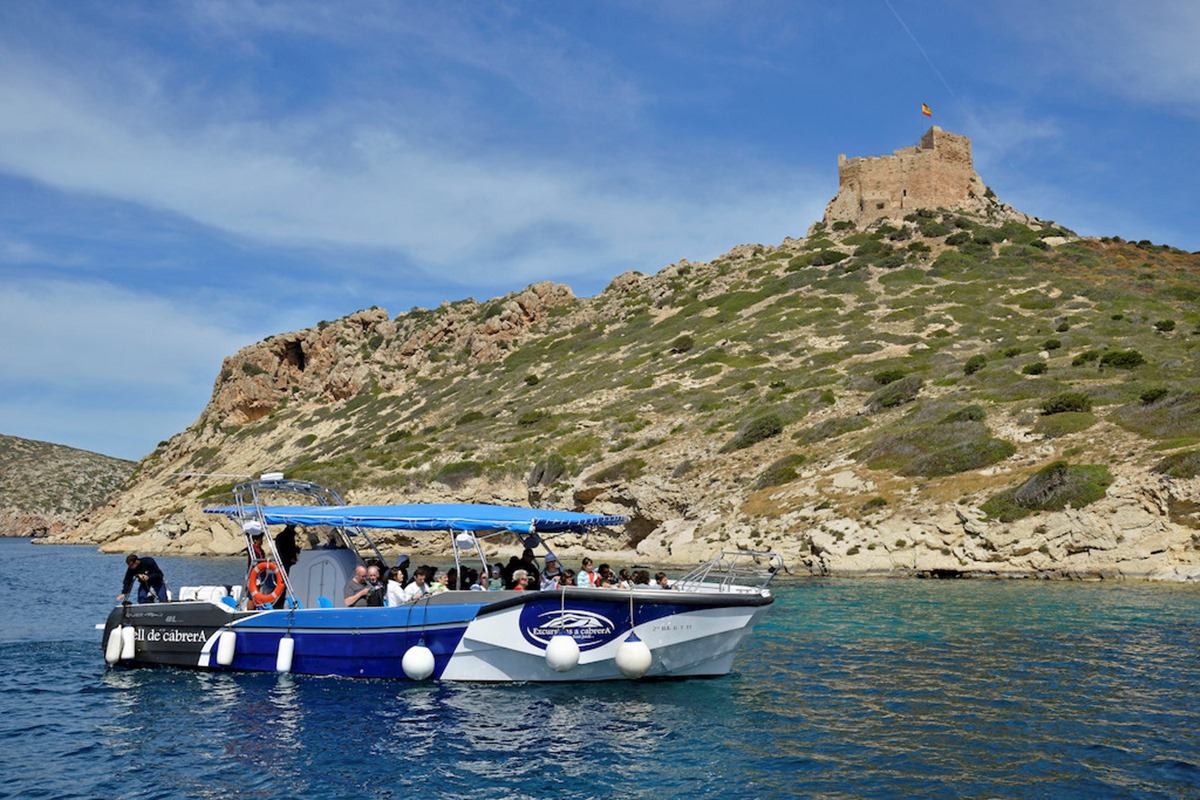 El Castillo de Cabrera, del siglo XIV, sirvió para dar la voz de alarma a los ataques piratas. Foto: Agefotostock El Castillo de Cabrera, del siglo XIV, sirvió para dar la voz de alarma a los ataques piratas. Foto: Agefotostock