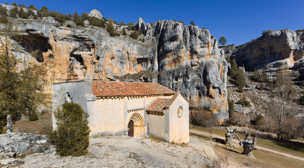 La ermita de San Bartolomé, del siglo XIII, integrada perfectamente en el paisaje. Foto: Shutterstock. La ermita de San Bartolomé, del siglo XIII, integrada perfectamente en el paisaje. Foto: Shutterstock.